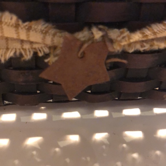 Primitive Rustic Americana woven basket with 3 clumps of wire berries - Picture 7 of 8